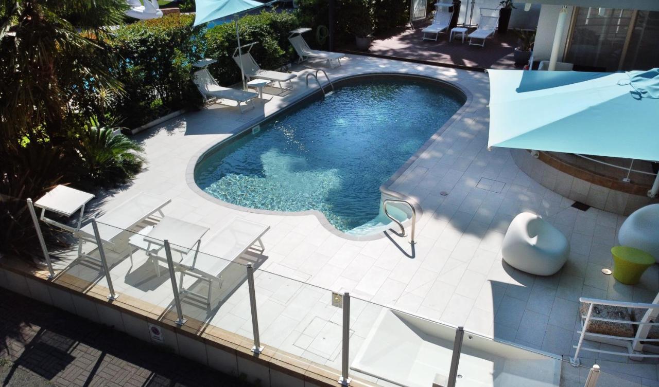 Hotel Meuble Nazionale Lignano Sabbiadoro Ngoại thất bức ảnh