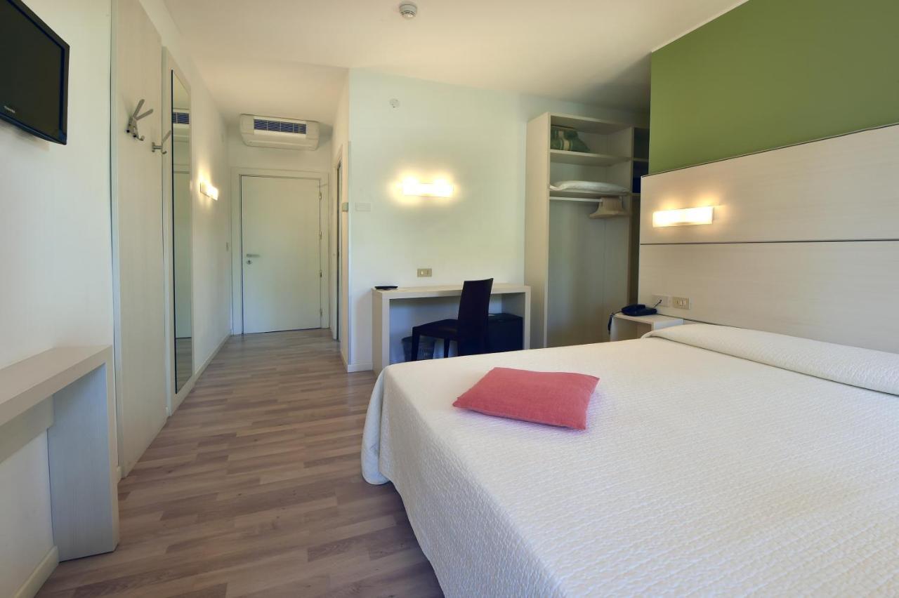 Hotel Meuble Nazionale Lignano Sabbiadoro Ngoại thất bức ảnh