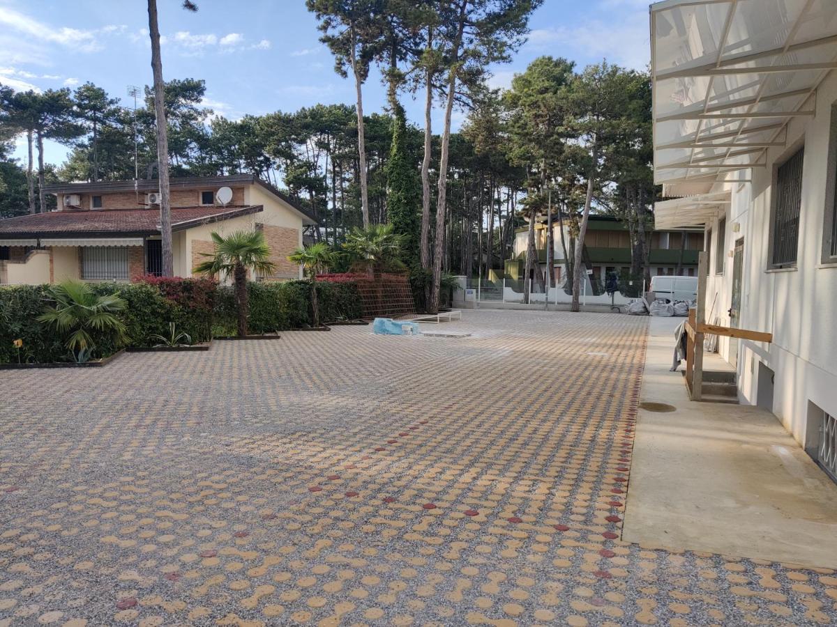 Hotel Meuble Nazionale Lignano Sabbiadoro Ngoại thất bức ảnh